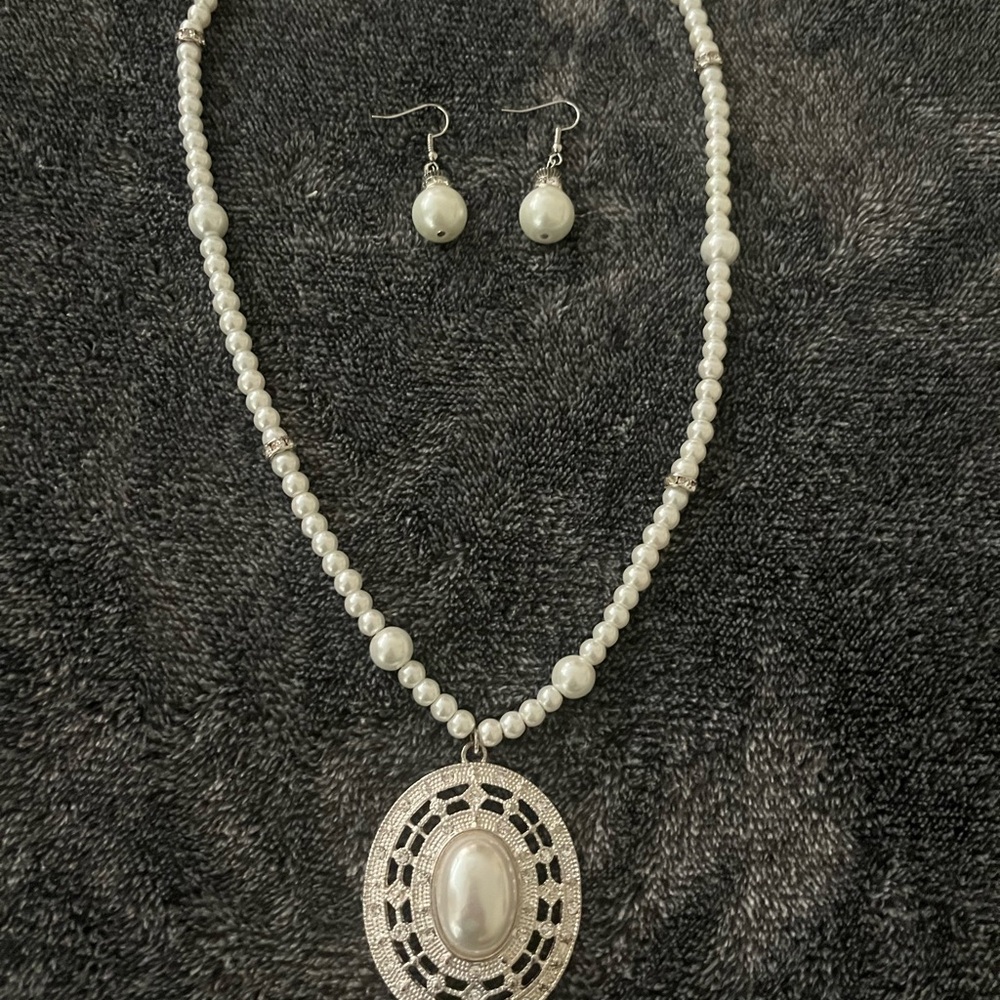 Beautiful Necklace & Earring Set